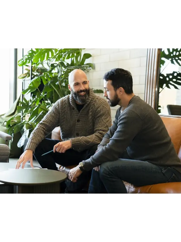 Tommy Ward en séance de coaching, chaleureux et accessible — coaching holistique et mentorat